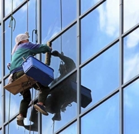 Dịch vụ đu dây vệ sinh kính chuyên nghiệp